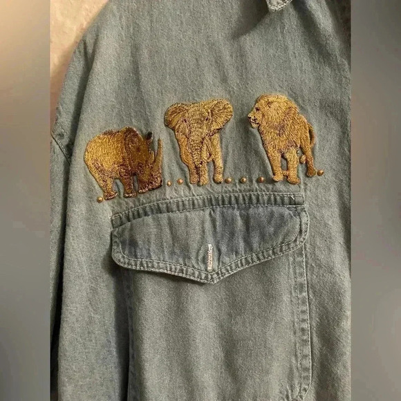 Tia Designs Women's Lightwash Denim Safari Button Up w/ Gold Animal Decals; L - Picture 2 of 11